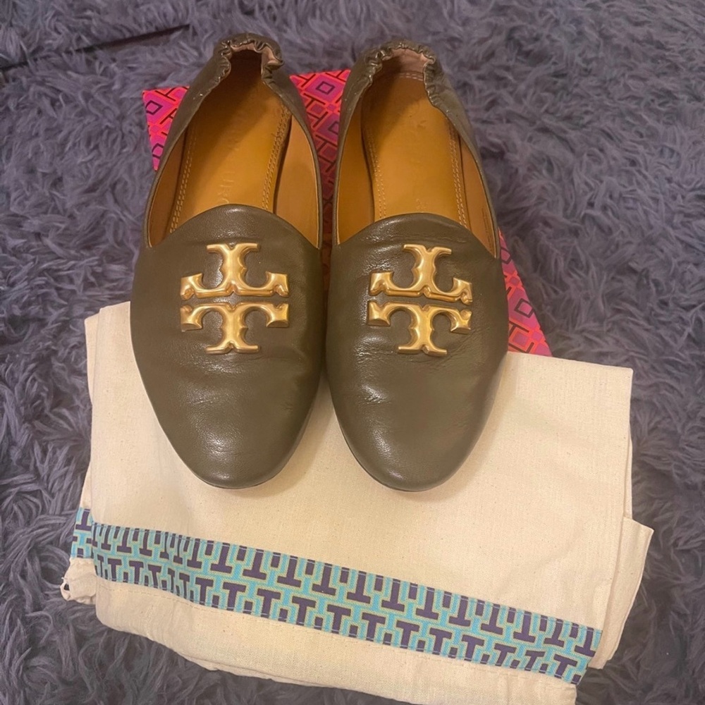Tory Burch Black Flats Sleek and Timeless Design